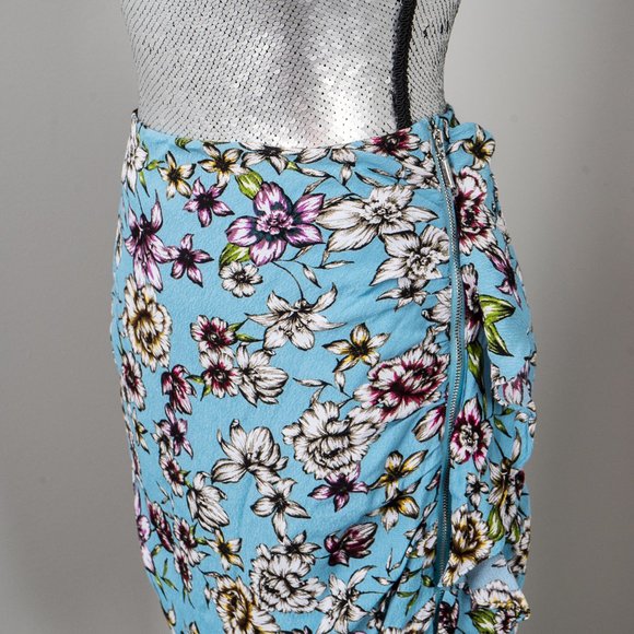 NWT 🌟 Host Pick🌟Guess ruched zip skirt - size 6 - Picture 3 of 6